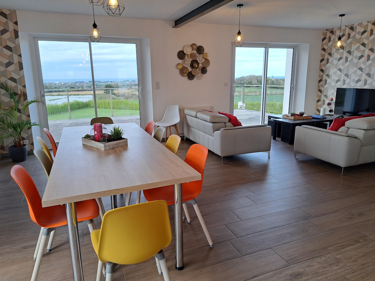 Ruim vakantiehuis in Cléder met panoramisch zeezicht voor 10 personen in Cléder