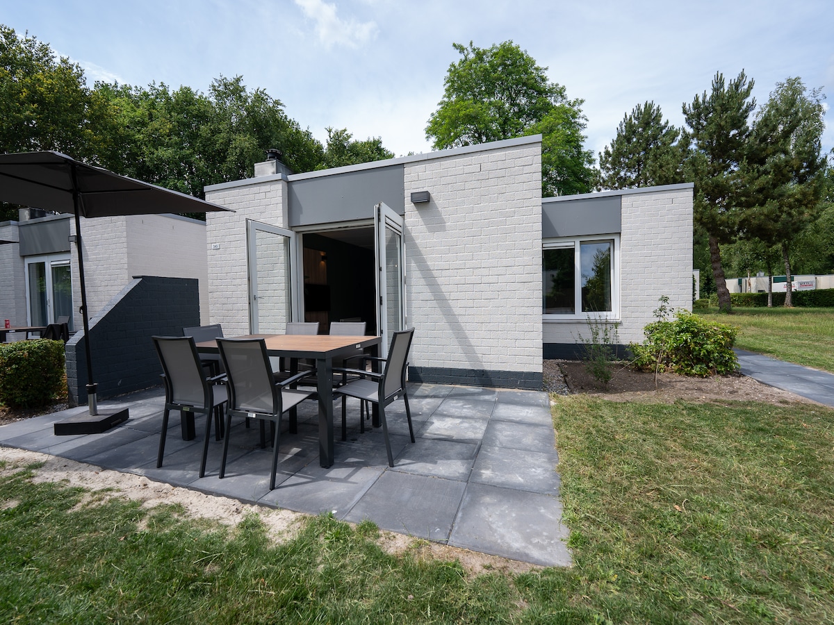 Ruime bungalow voor 6 personen in Borger bij vakantiepark Hunzedal in Borger