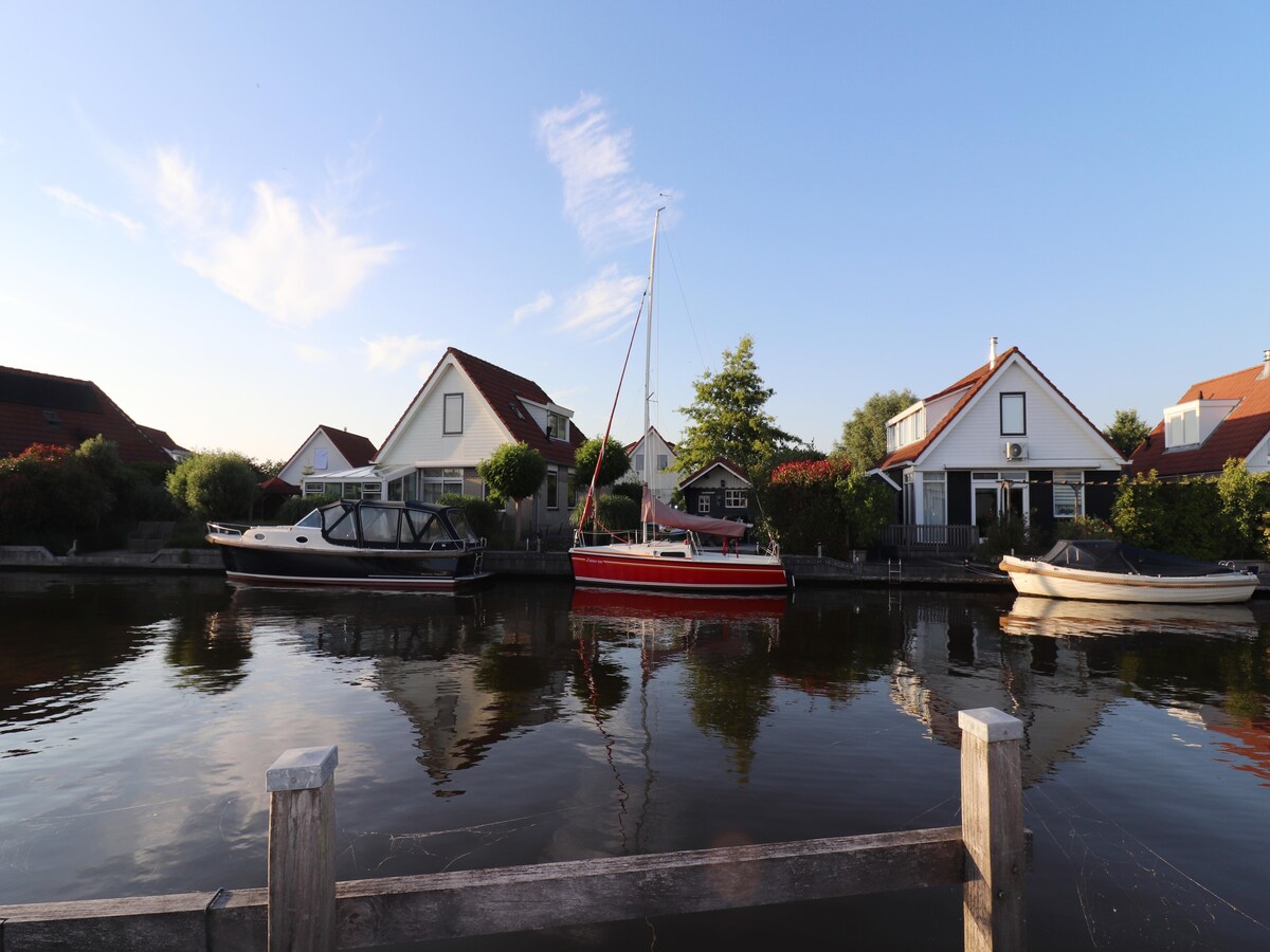 Modern vakantiehuis De Wetterkant in Grou met eigen aanlegsteiger in Grou