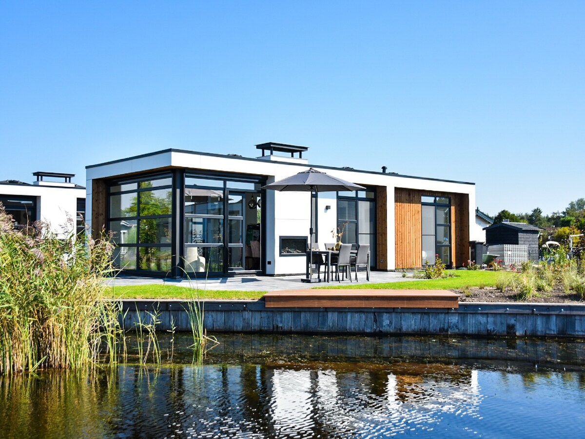 Modern vakantiehuis aan het water in Nieuw-Loosdrecht voor 6 personen in Loosdrecht