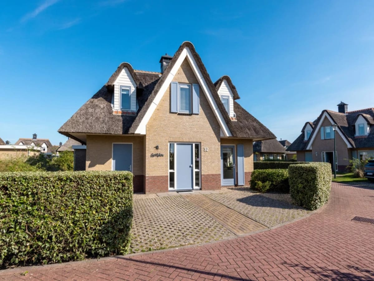 Luxe rietgedekte villa met sauna in Julianadorp aan zee