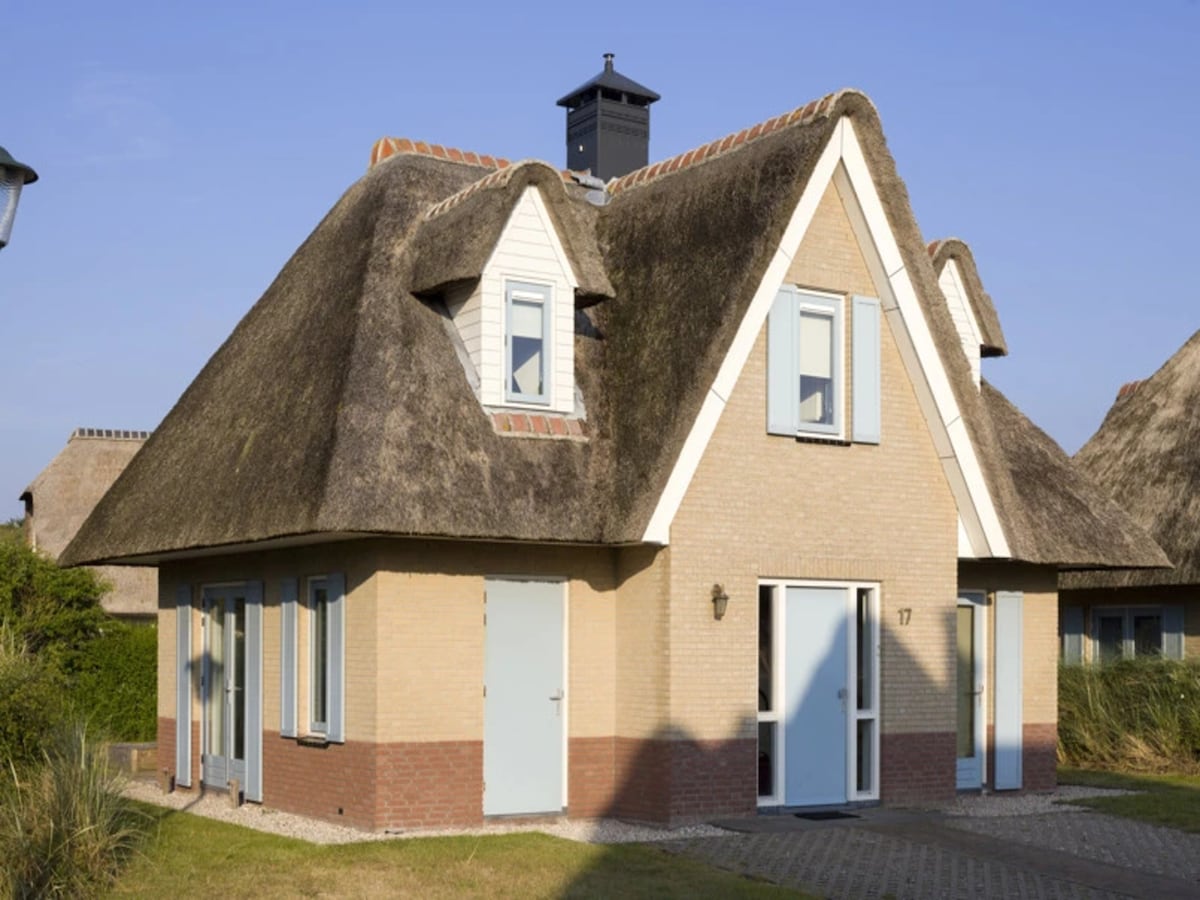 Luxe villa met rieten dak in Julianadorp aan zee