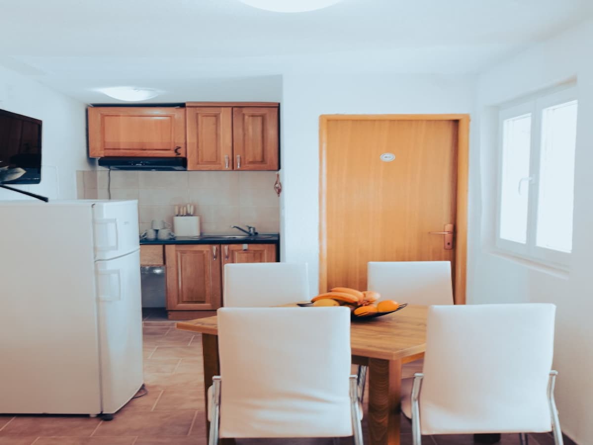 Appartement aan het strand in Vrboska met zeezicht en terras in Vrboska