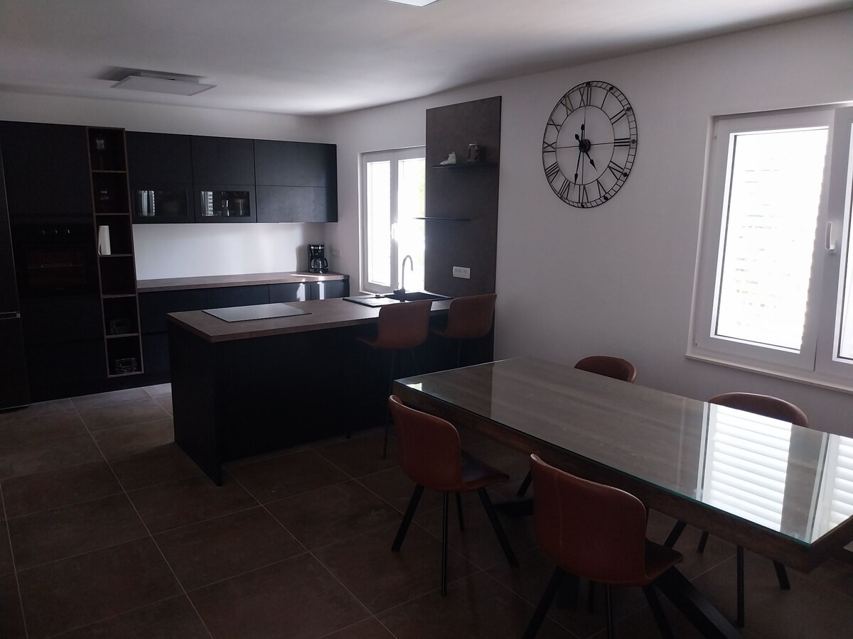10-persoons villa in Podstrana met zwembad op 800m van het strand in Podstrana