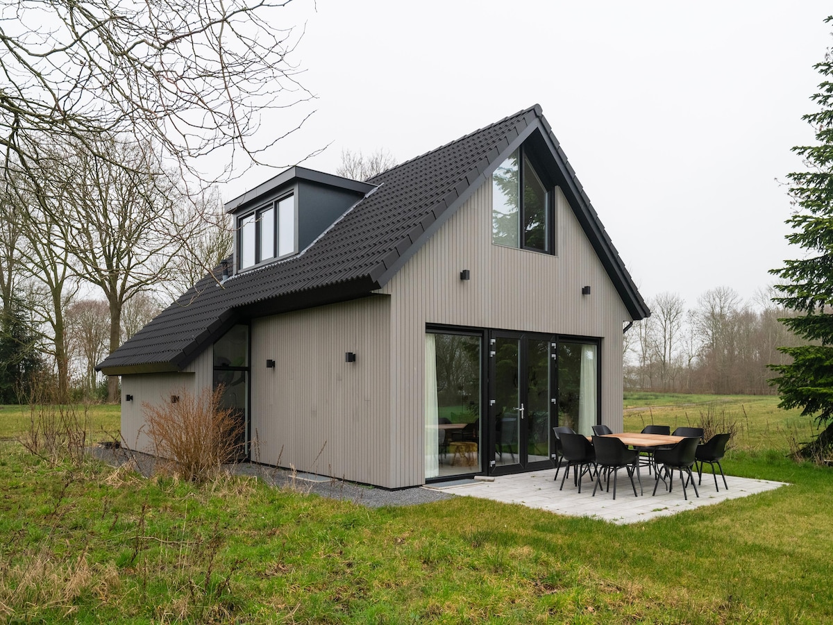 Vrijstaande villa met sauna in het glooiende Gaasterland, 8 pers.