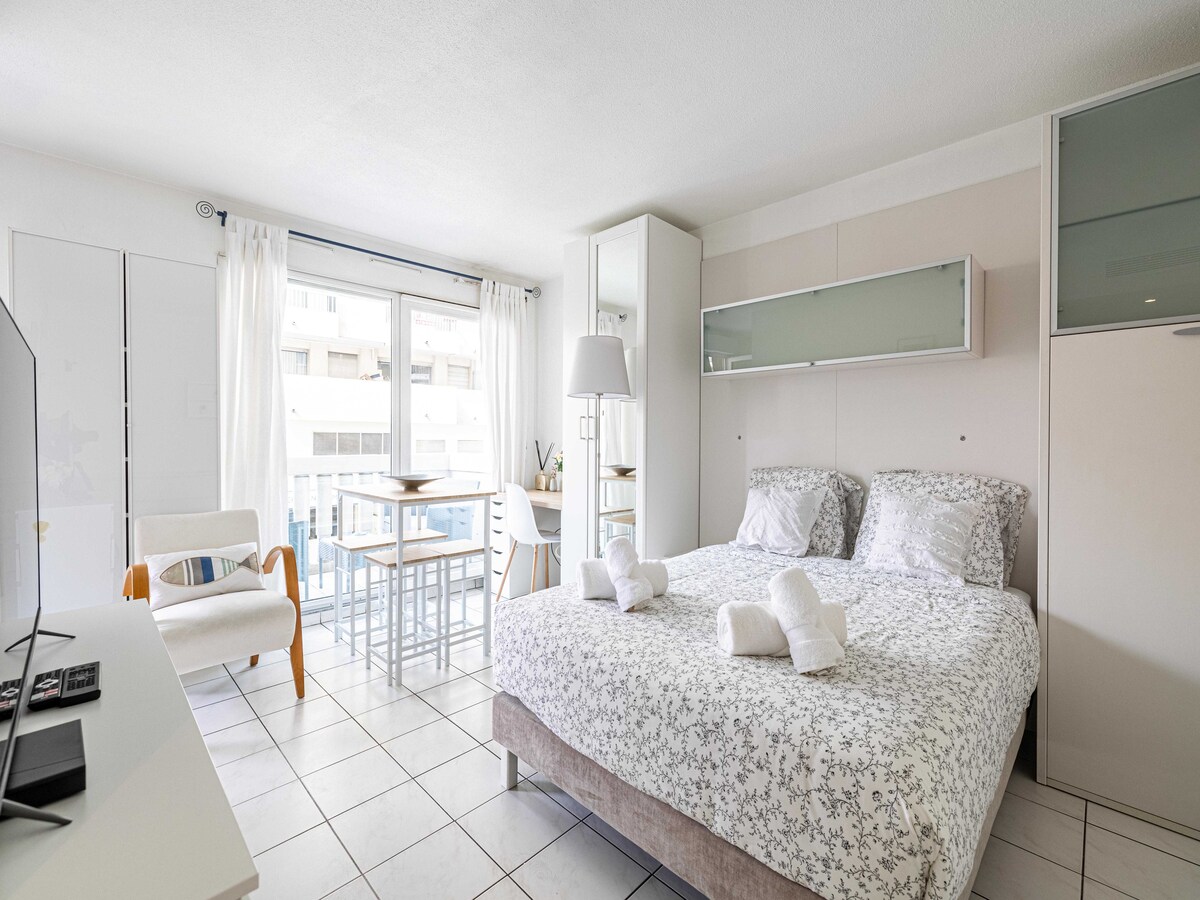 Charmant appartement met zwembad en balkon in hartje Nice in Nice