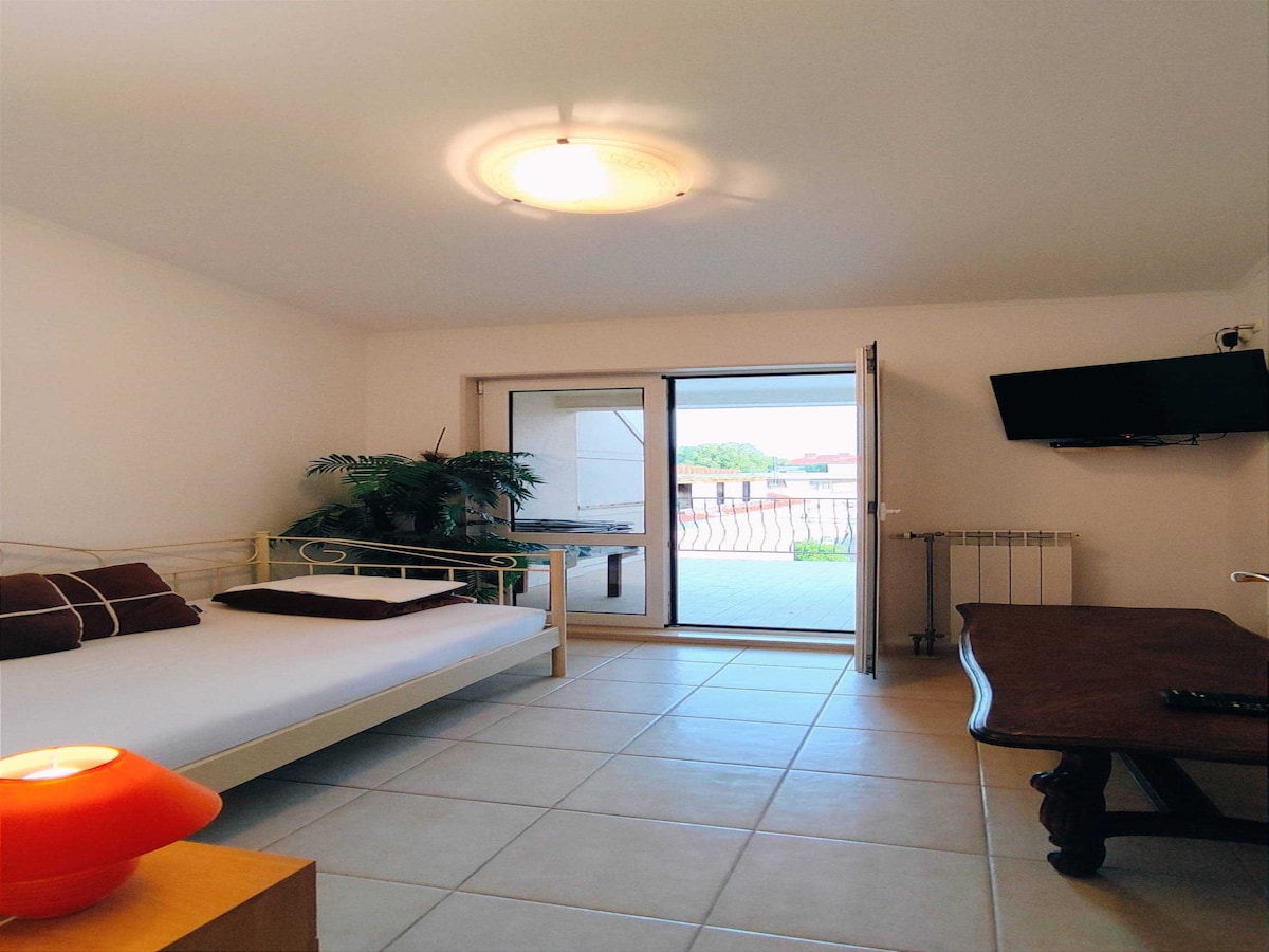 Op 300 m van zee: ruim appartement voor 7 personen in Kastel Stafilic in Kastel Stafilic
