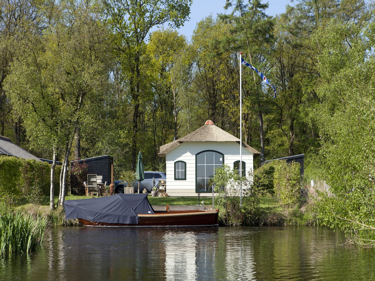 Sfeervol boerderijchalet aan het water in Sint Nicolaasga in Sint Nicolaasga