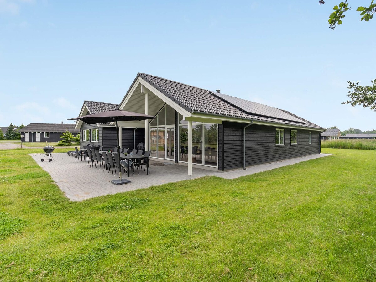 Op 900 m van zee: luxe vakantiehuis in Idestrup voor 16 personen in Idestrup