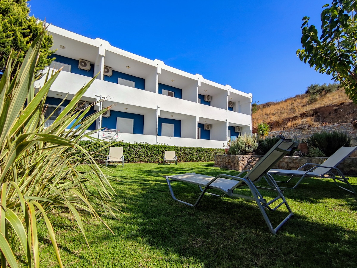 Aan het strand: Modern appartement Mythos apt 4 in Damnoni in Damnoni