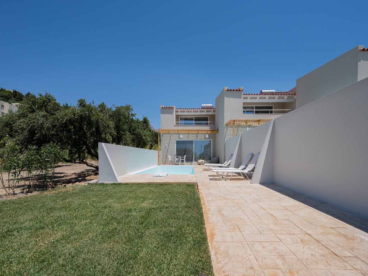 Aan het strand: Luxe villa met privézwembad in Damnoni in Damnoni