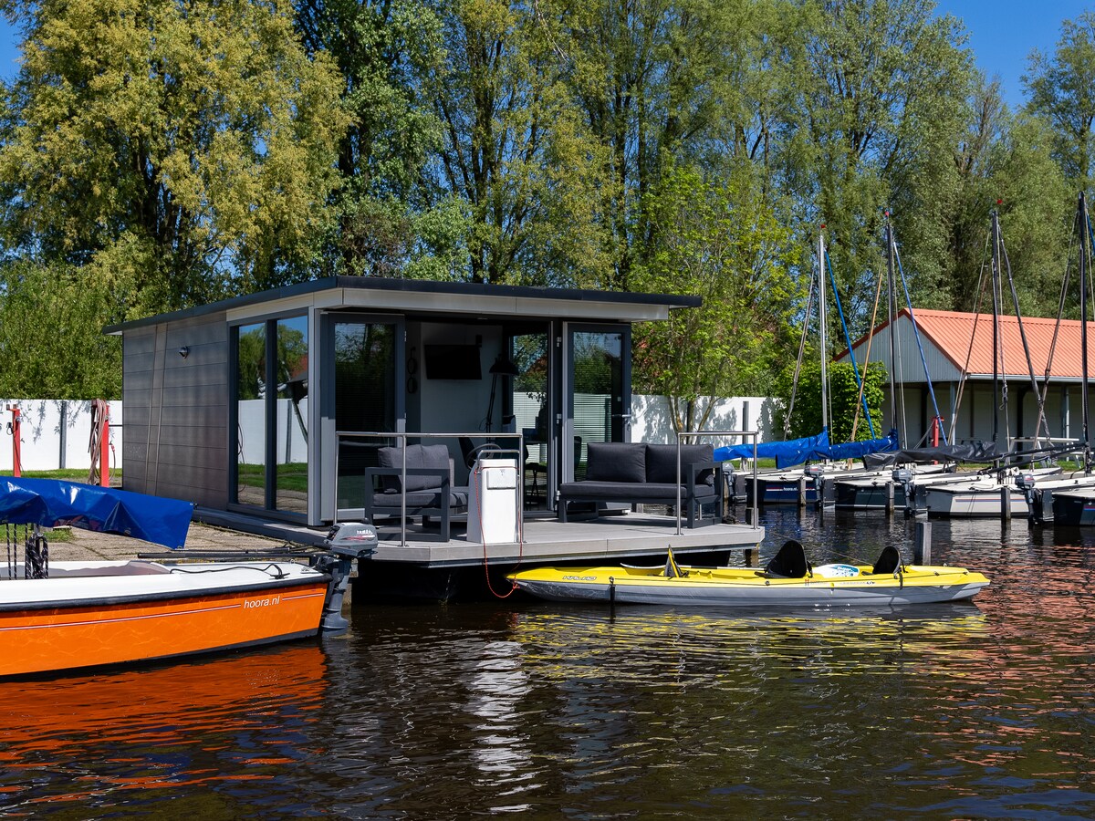 Stijlvolle woonboot in Heeg voor 4 personen aan de jachthaven in Heeg