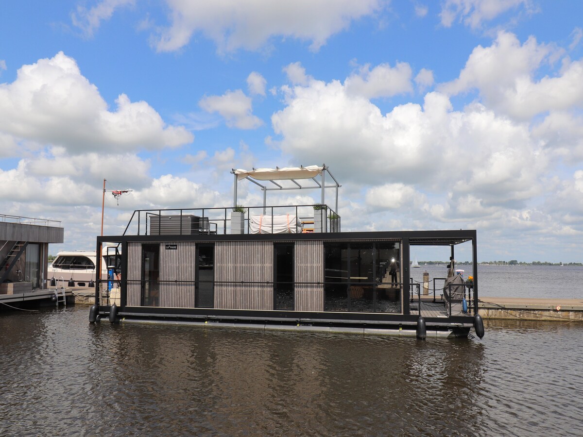 Luxe houseboat Kohlenpott aan het Sneekermeer in Offingawier in Offingawier