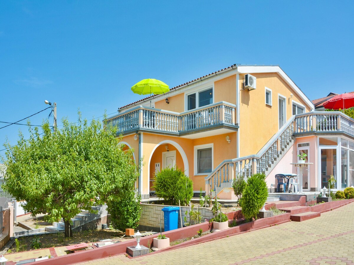 Op 500 m van zee: Compact appartement Niko 3 in Senj in Senj