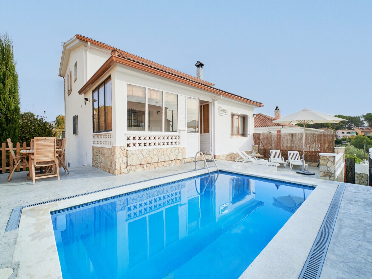 Privézwembad en rust in Villa Tensi, Blanes in Blanes