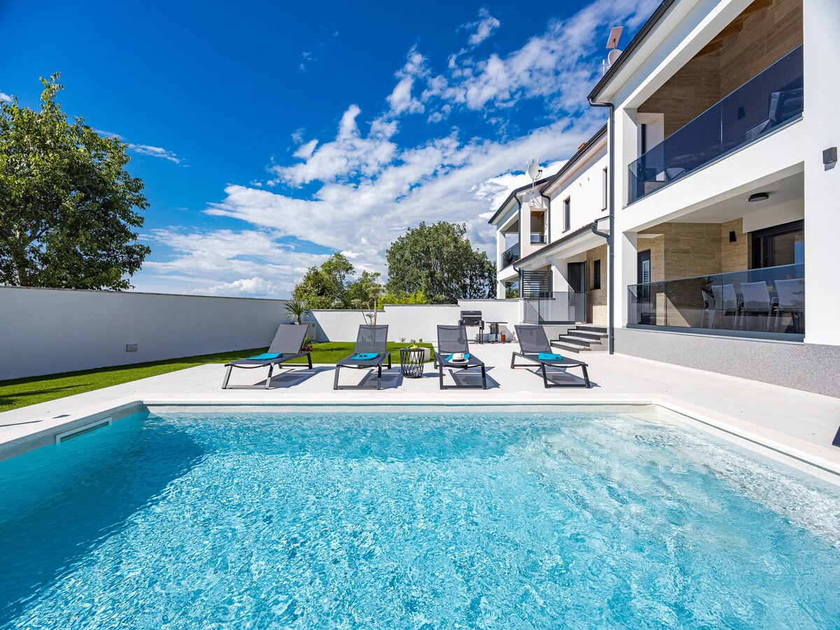 Villa met privézwembad in Štinjan, vlakbij het strand in Štinjan