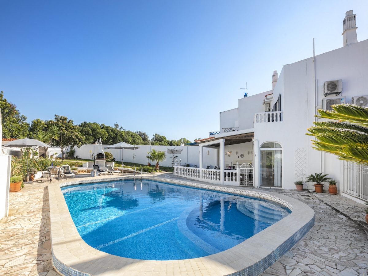 Privézwembad en ruimte in Casa Sentosa, Carvoeiro in Carvoeiro