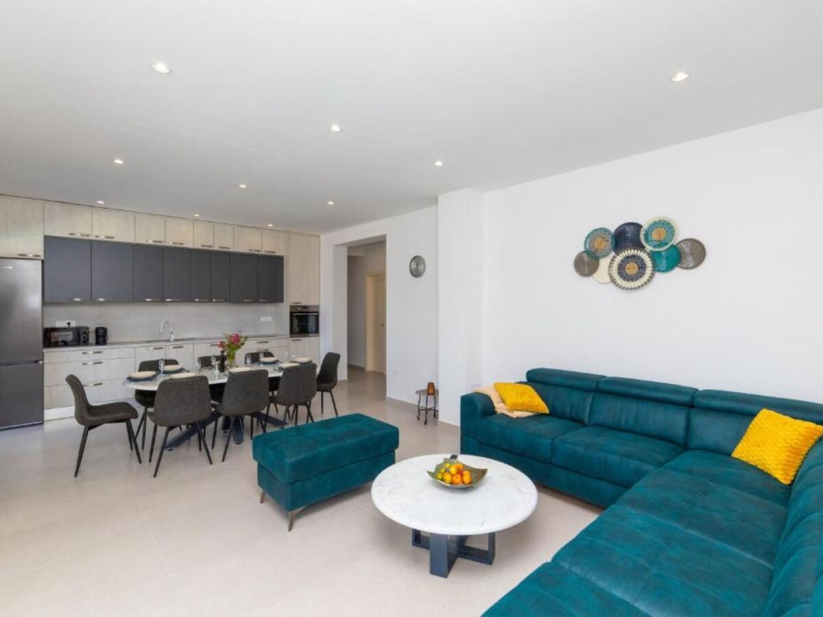 Aan het strand: Luxe vakantiehuis Luxury Villa Navis in Rogotin in Rogotin