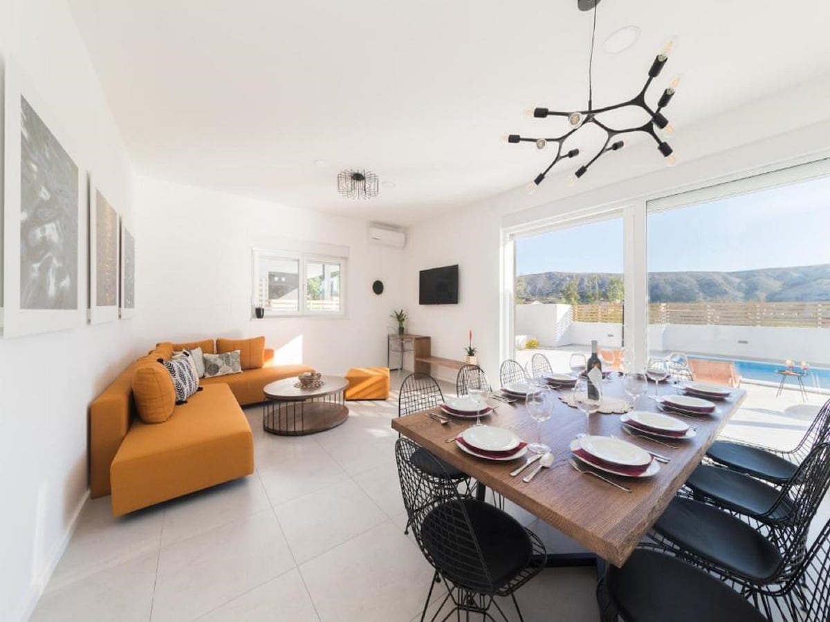Aan zee: Luxe villa op Pag voor 10 personen met zwembad in Pag
