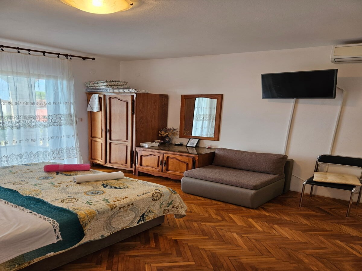 Op 1 km van het centrum: gezellig studio-appartement in Tribunj in Tribunj