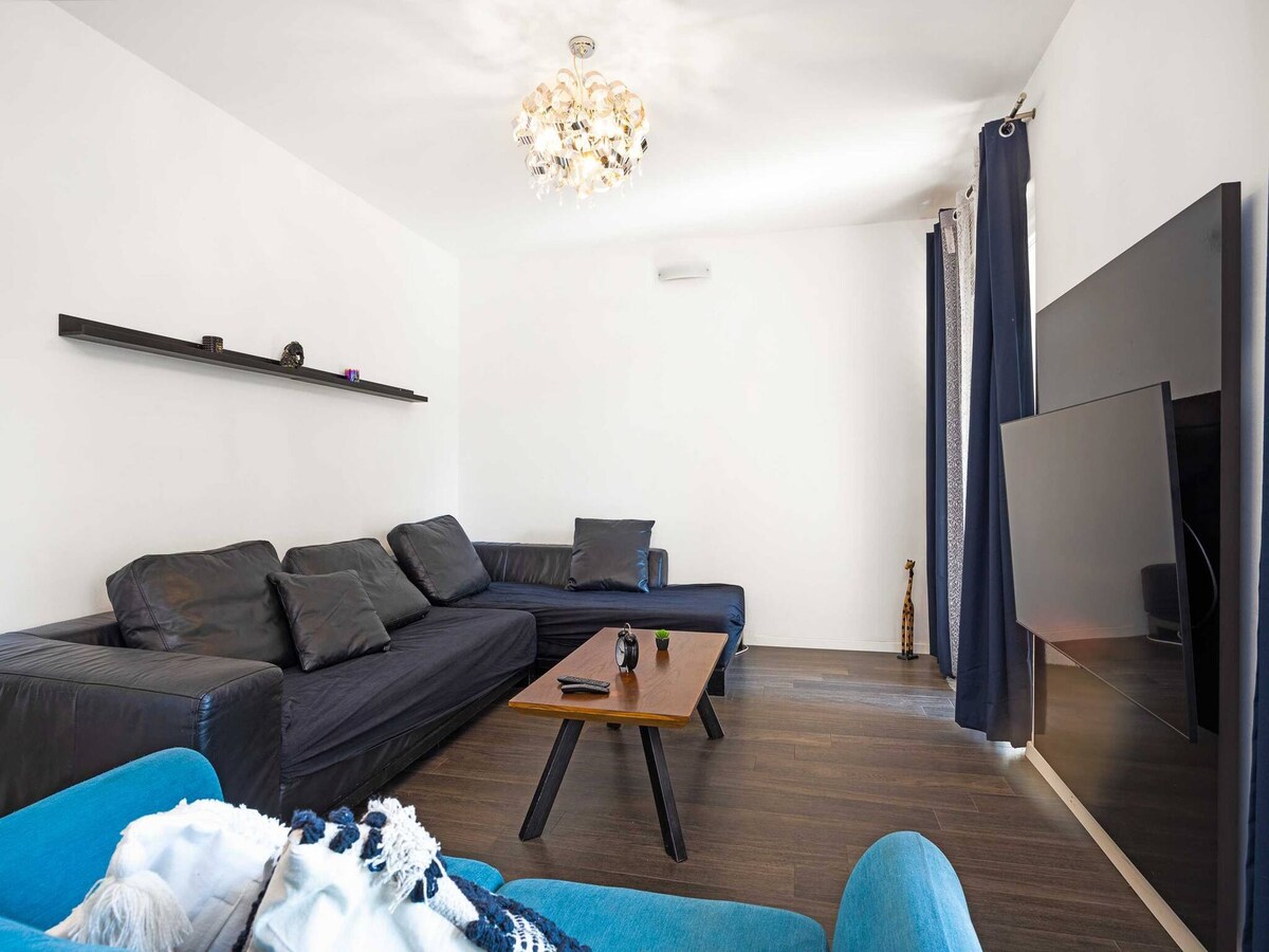Aan het strand: Ruim appartement in Šibenik-Brodarica voor 8 personen in Šibenik-Brodarica