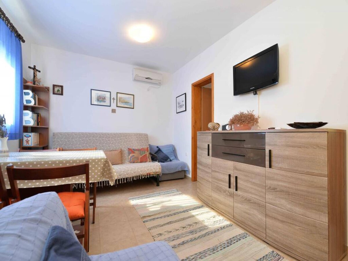 Op 650 m van het strand: Comfortabel appartement in Murter in Murter
