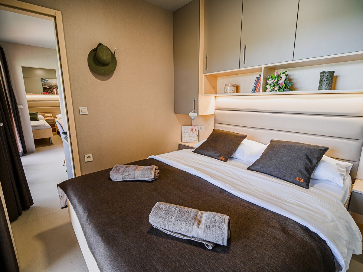 7-persoons stacaravan aan het meer in Catez ob Savi · 72 m²