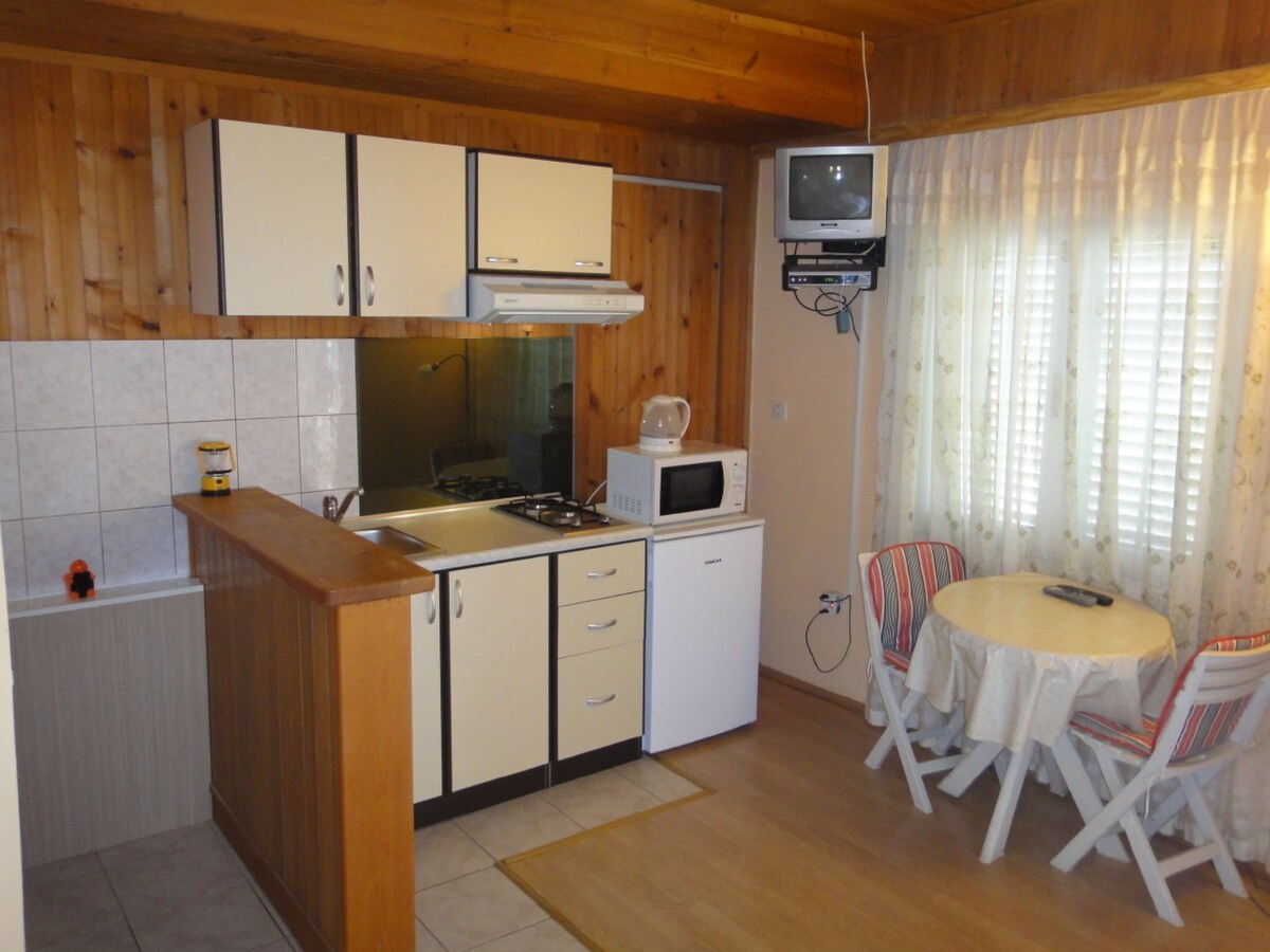 Aan het strand: Sfeervol studio-appartement in Orebic · 20 m² in Orebić