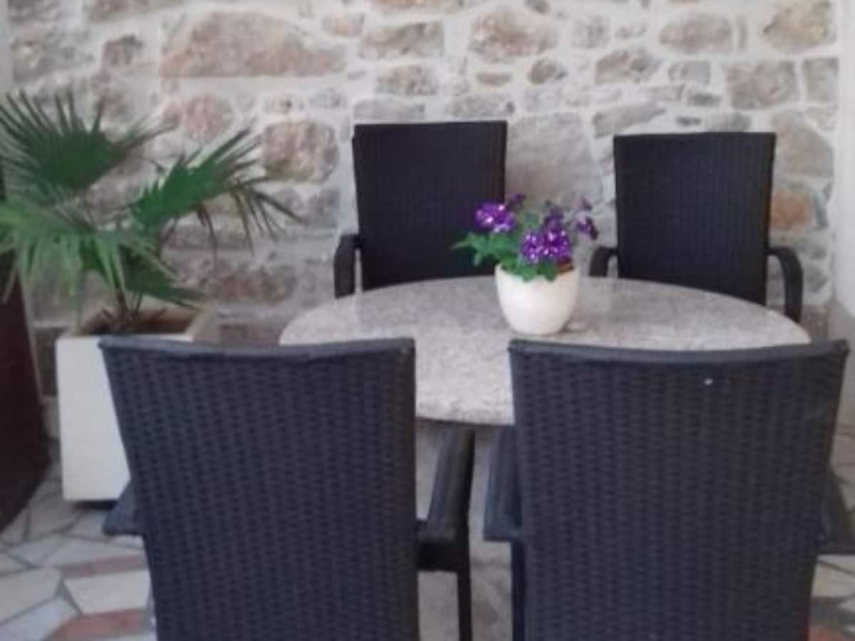4-persoons appartement met terras op Krk in Krk