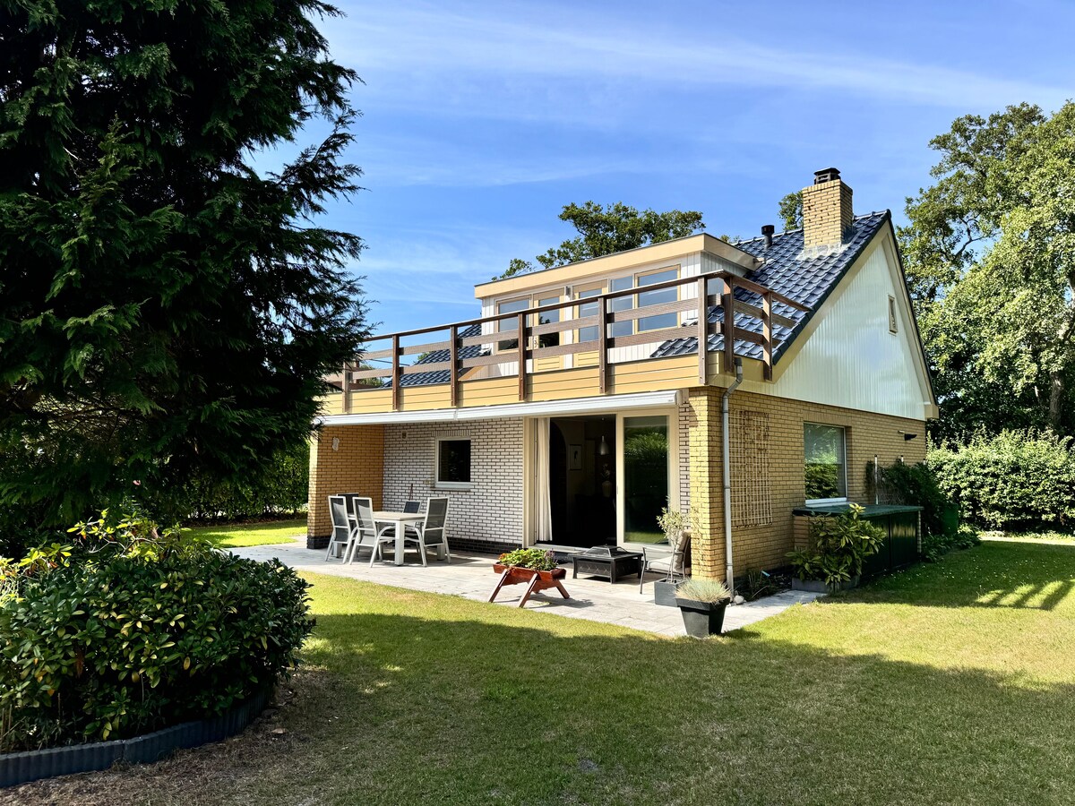 Op 1,0 km van het strand: Ruim vakantiehuis in De Koog in De Koog