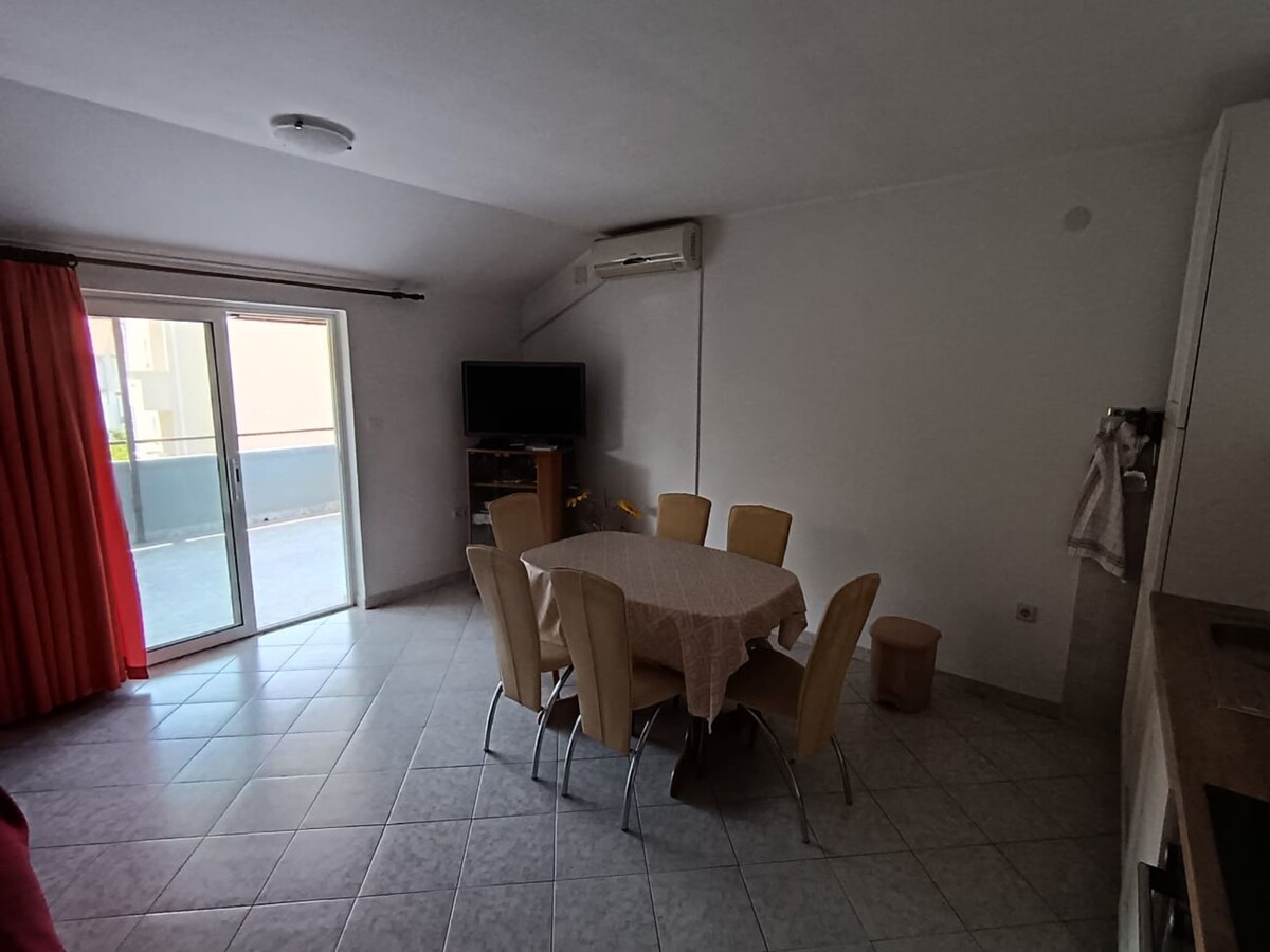 Aan zee: Ruim appartement voor 5 personen op Rab in Rab