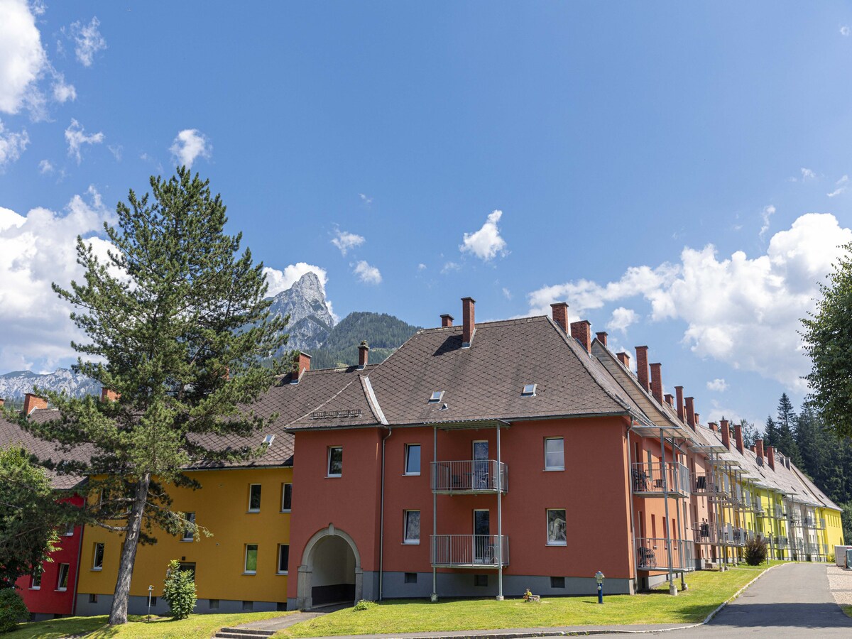 Ruim appartement in Eisenerz met infraroodsauna en balkon in Eisenerz