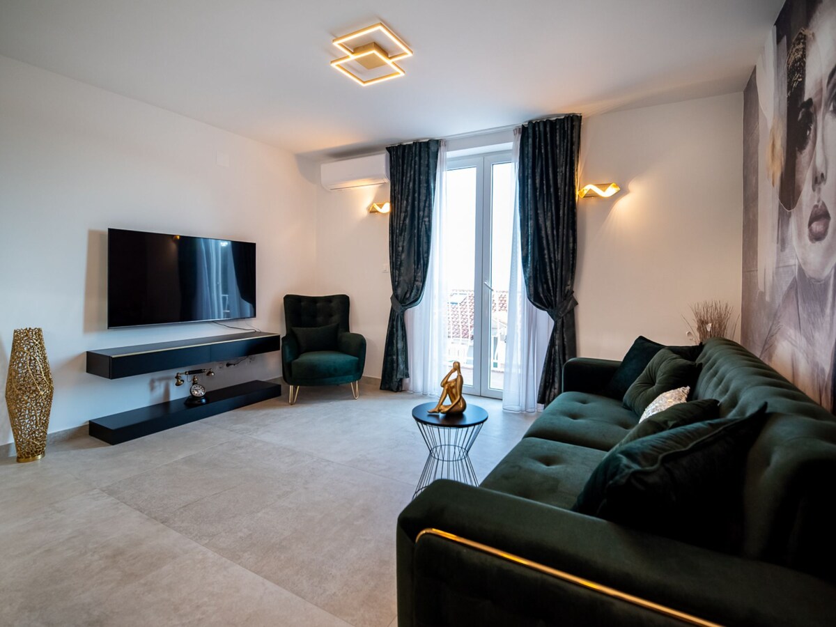 Op 800 m van het strand: ruim appartement in Dubrovnik met zeezicht in Dubrovnik