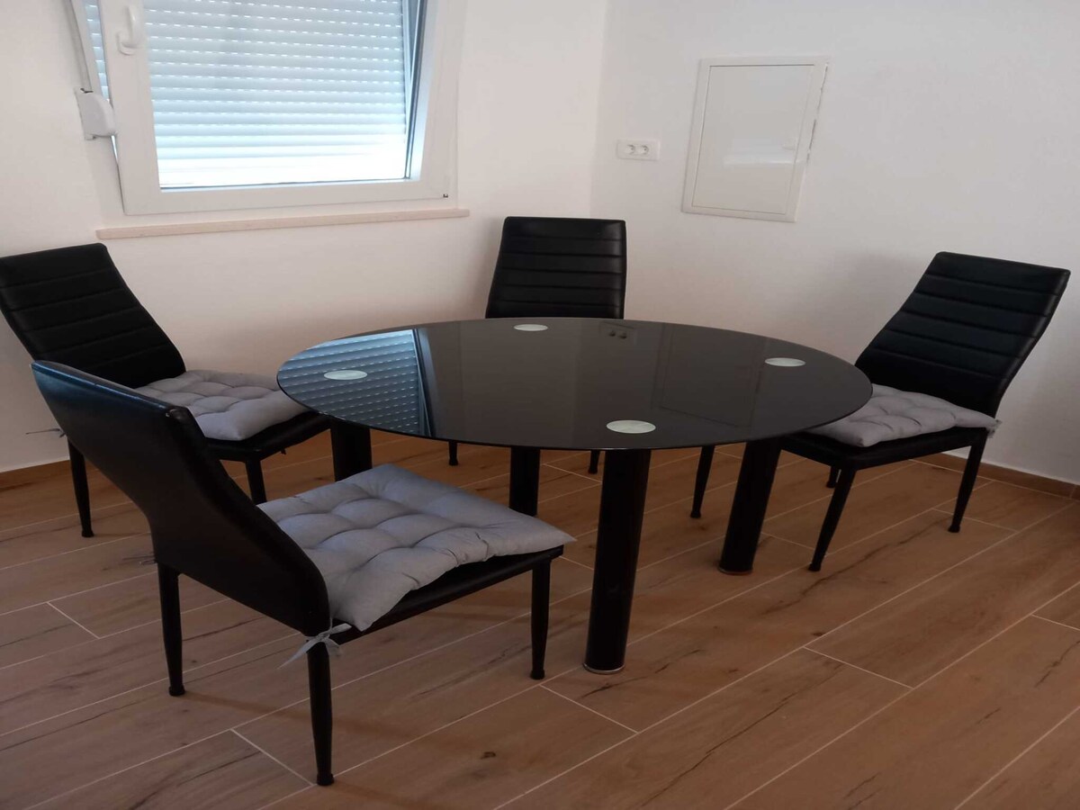 4-persoons studio appartement met terras in Pucisca in Pucisca