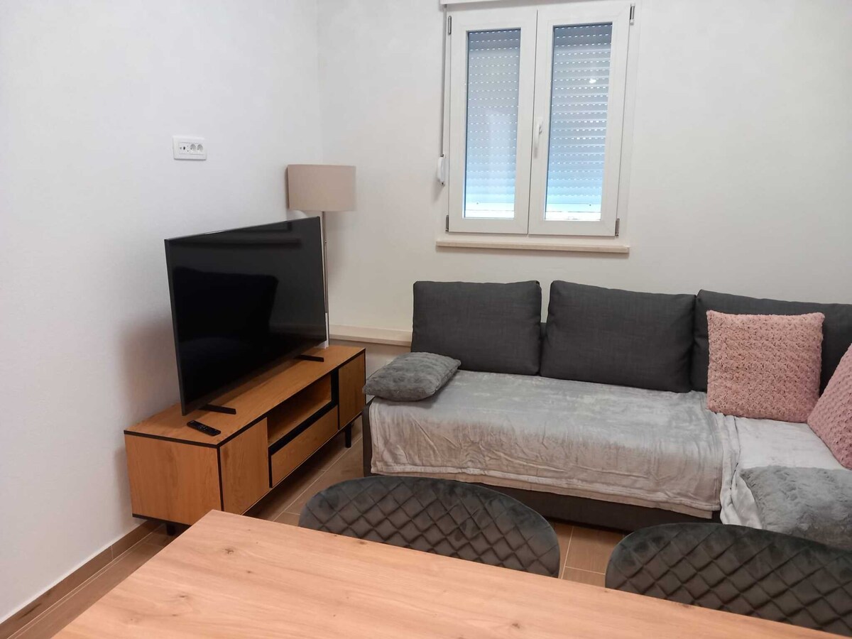 Op 800 m van het strand: Ruim appartement voor 6 personen in Pucisca in Pucisca
