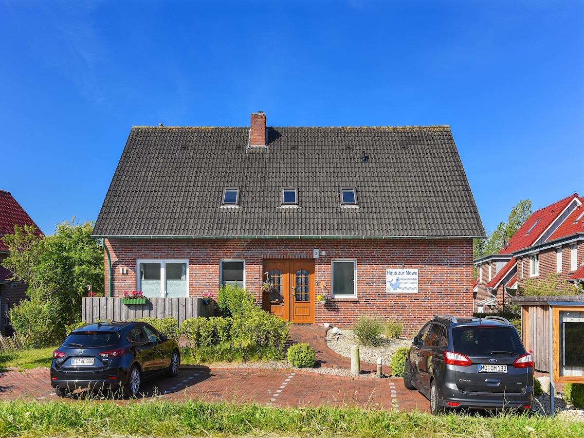 Op 350 m van zee: Modern appartement Haus zur Möwe 1 in Bensersiel in Bensersiel