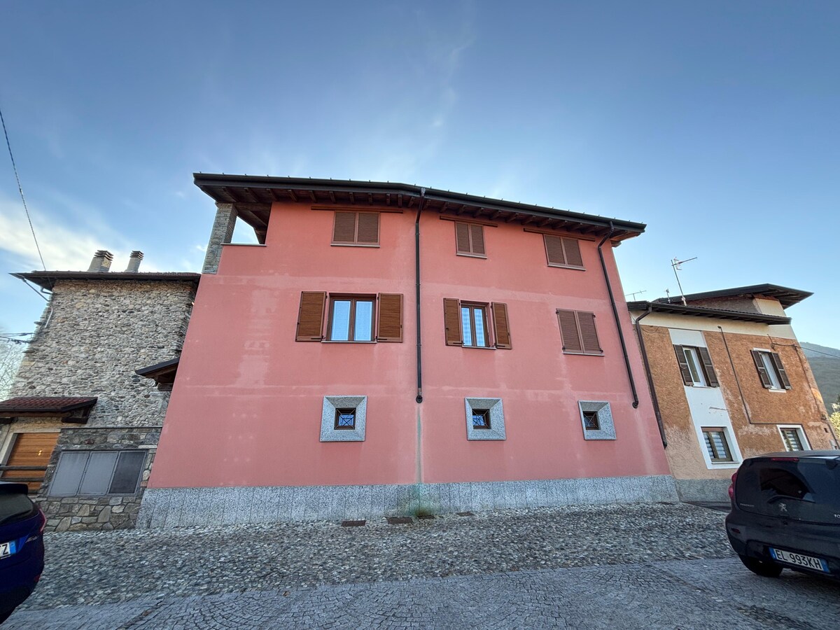 Centraal gelegen appartement in Brezzo di Bedero voor 4 personen in Brezzo di Bedero