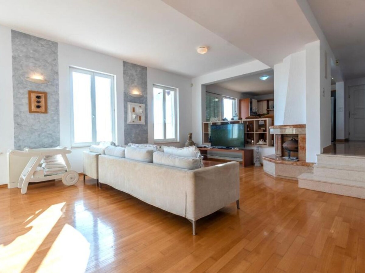Spacious Villa Radevenjić with Outdoor Pool - Seven Bedroom Villa with Outdoor Pool in Stanici