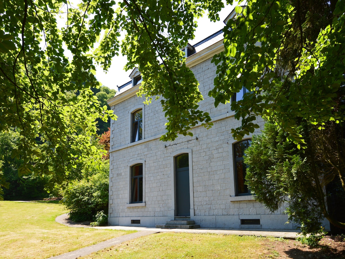 15-persoons vakantiehuis Manoir Cardon in het centrum van Durbuy in Durbuy