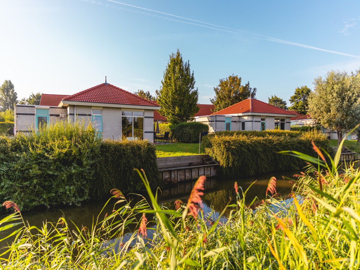 Stijlvol vakantiehuis aan het water in Andijk voor 6 personen in Andijk