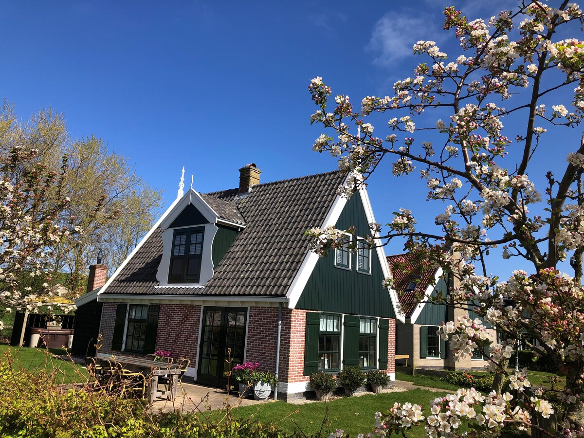 Luxe villa in traditionele Wieringerstijl in Hippolytushoef in Hippolytushoef