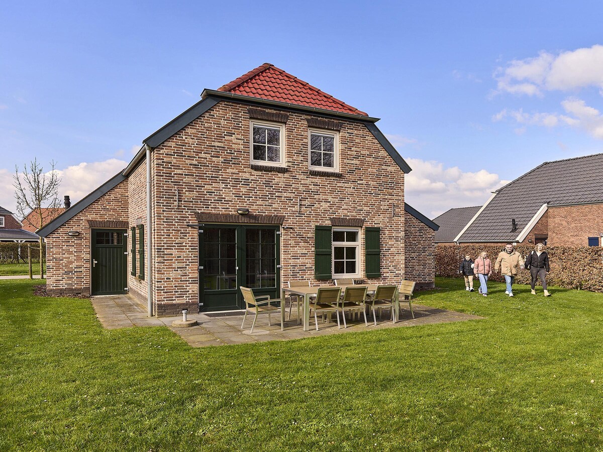 Ruime villa voor 7 personen in traditionele stijl in Roggel in Roggel