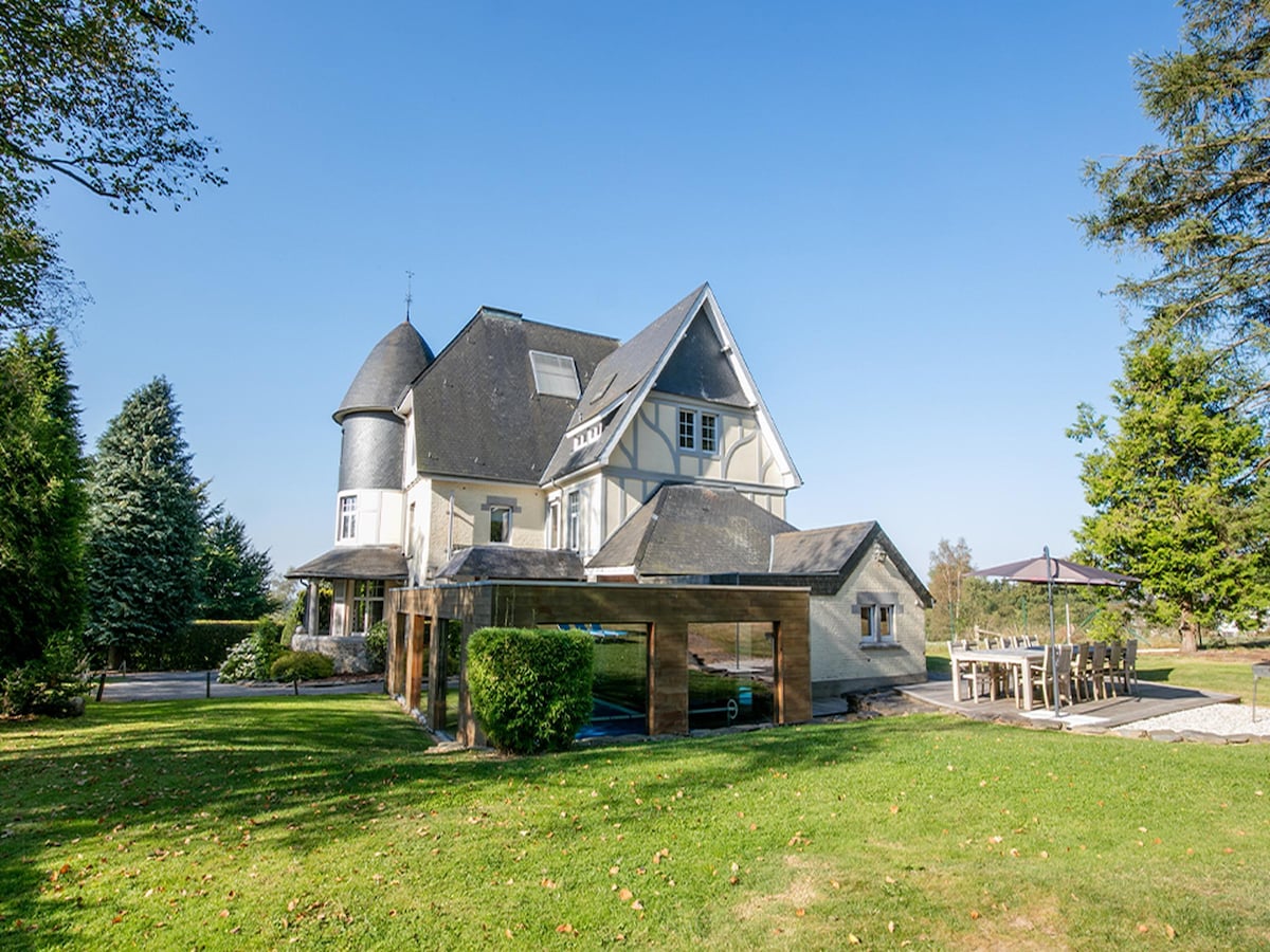 Aan de piste: luxe 20-persoons château met privézwembad in Hockai