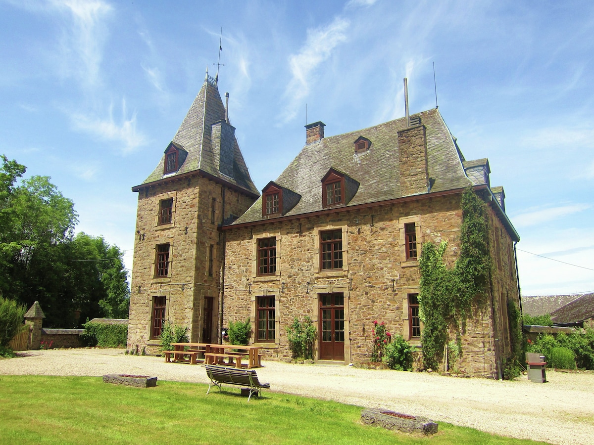Centraal gelegen kasteel in Trois Ponts met privézwembad in Trois-Ponts