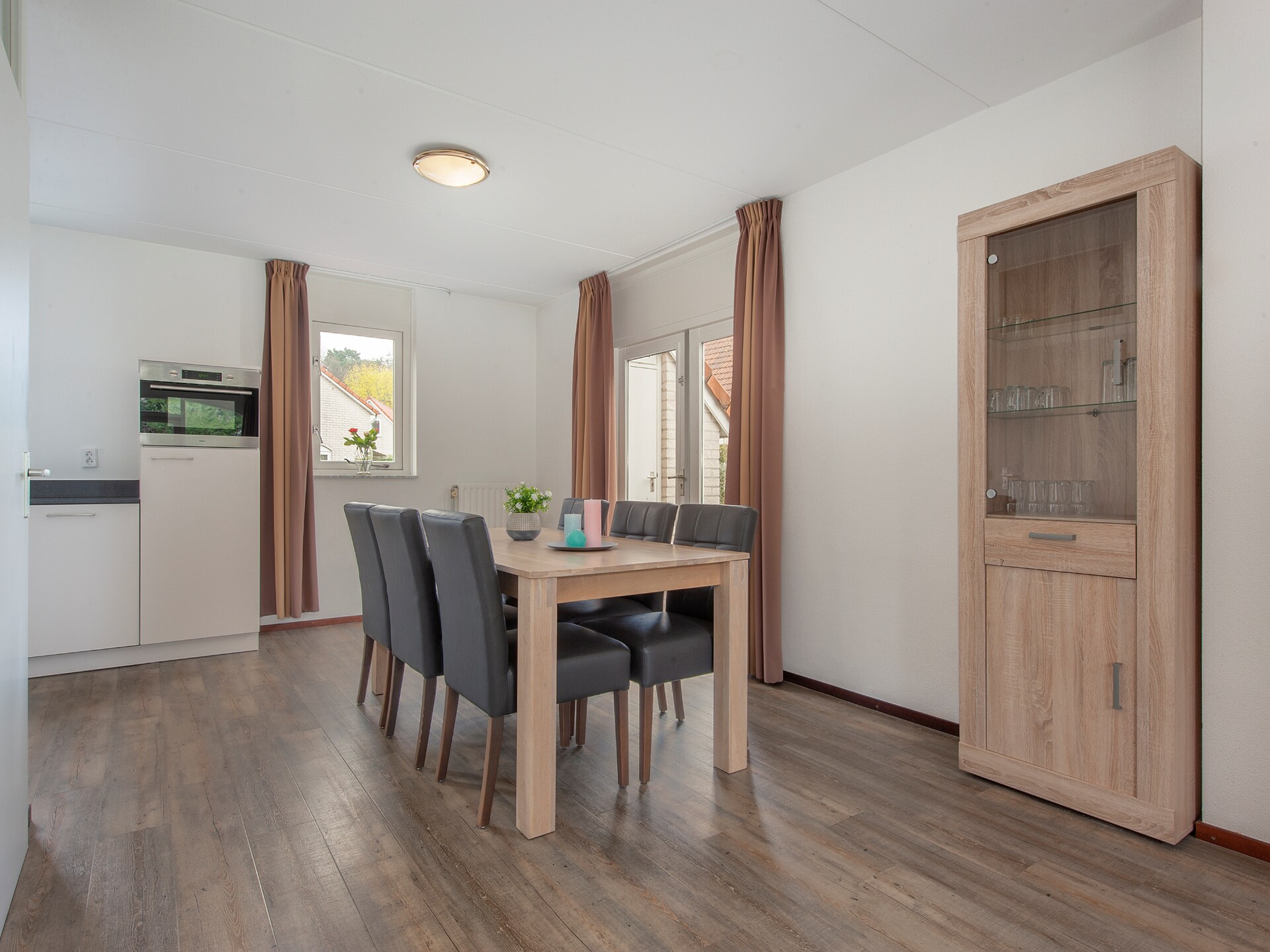 Comfortabele 6-persoonsvilla op vakantiepark in groen Arcen - foto 4