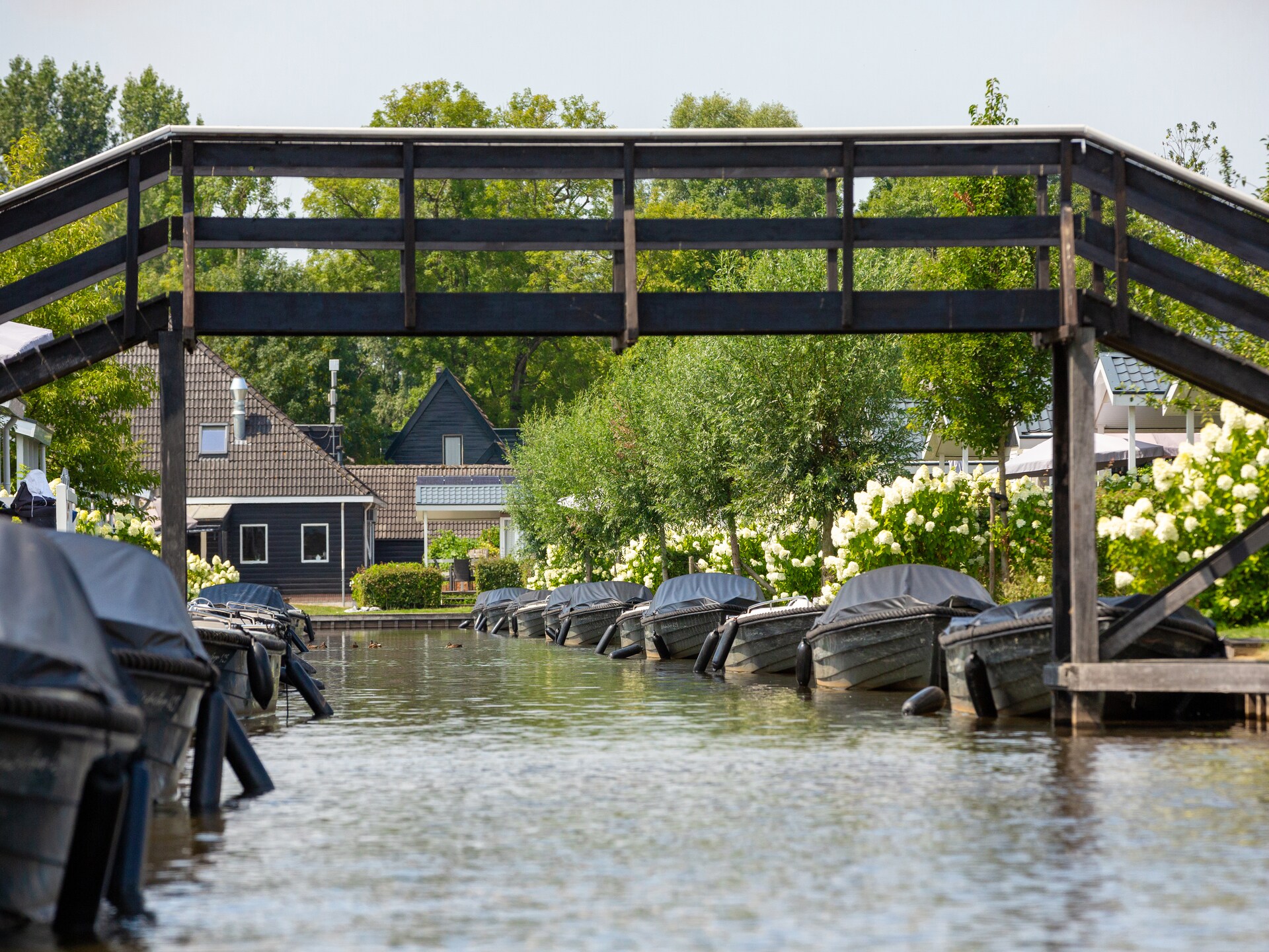 Landhuis aan het water in Giethoorn met privé-sloep en serre - foto 39