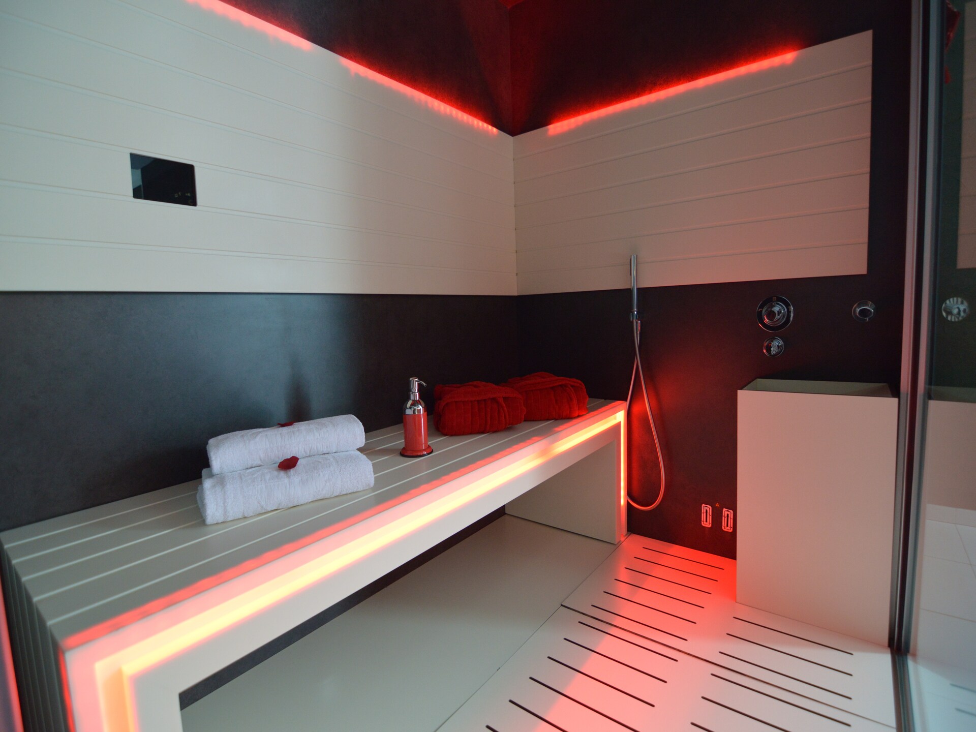 Op 1,0 km van centrum: Stijlvol wellnessvakantiehuis in Welkenraedt - foto 33