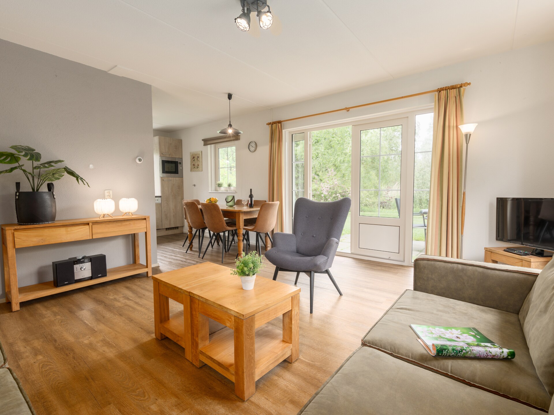 Vrijstaande rietgedekte villa met tuin in hartje Weerribben - foto 13