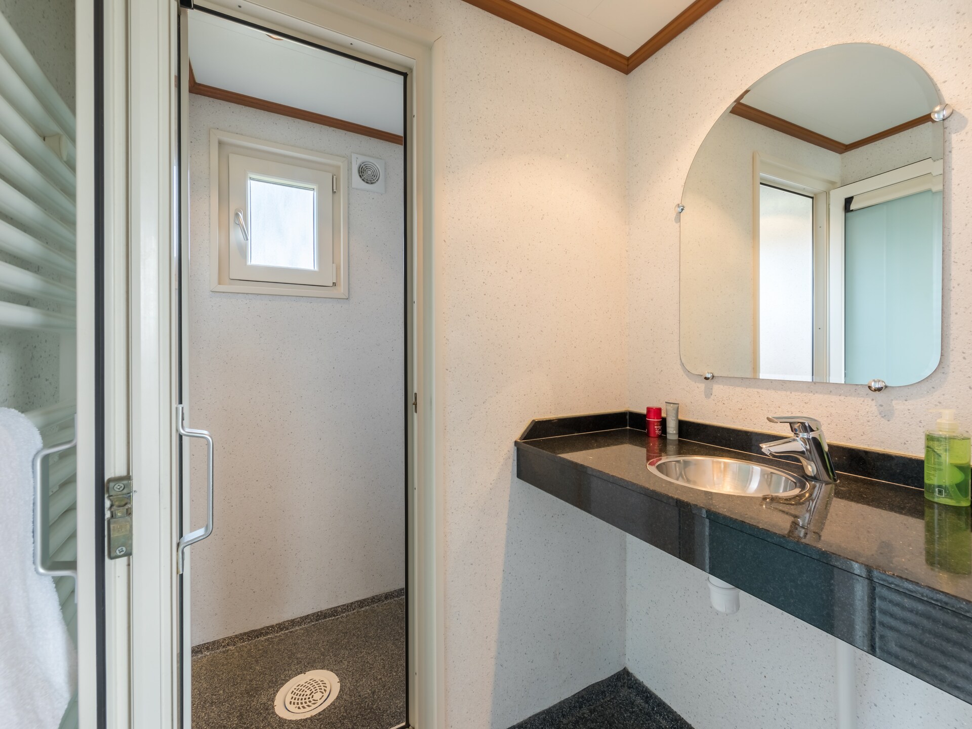 Vrijstaand waterchalet voor 4 personen in rustig Hunzepark, Drenthe - foto 6