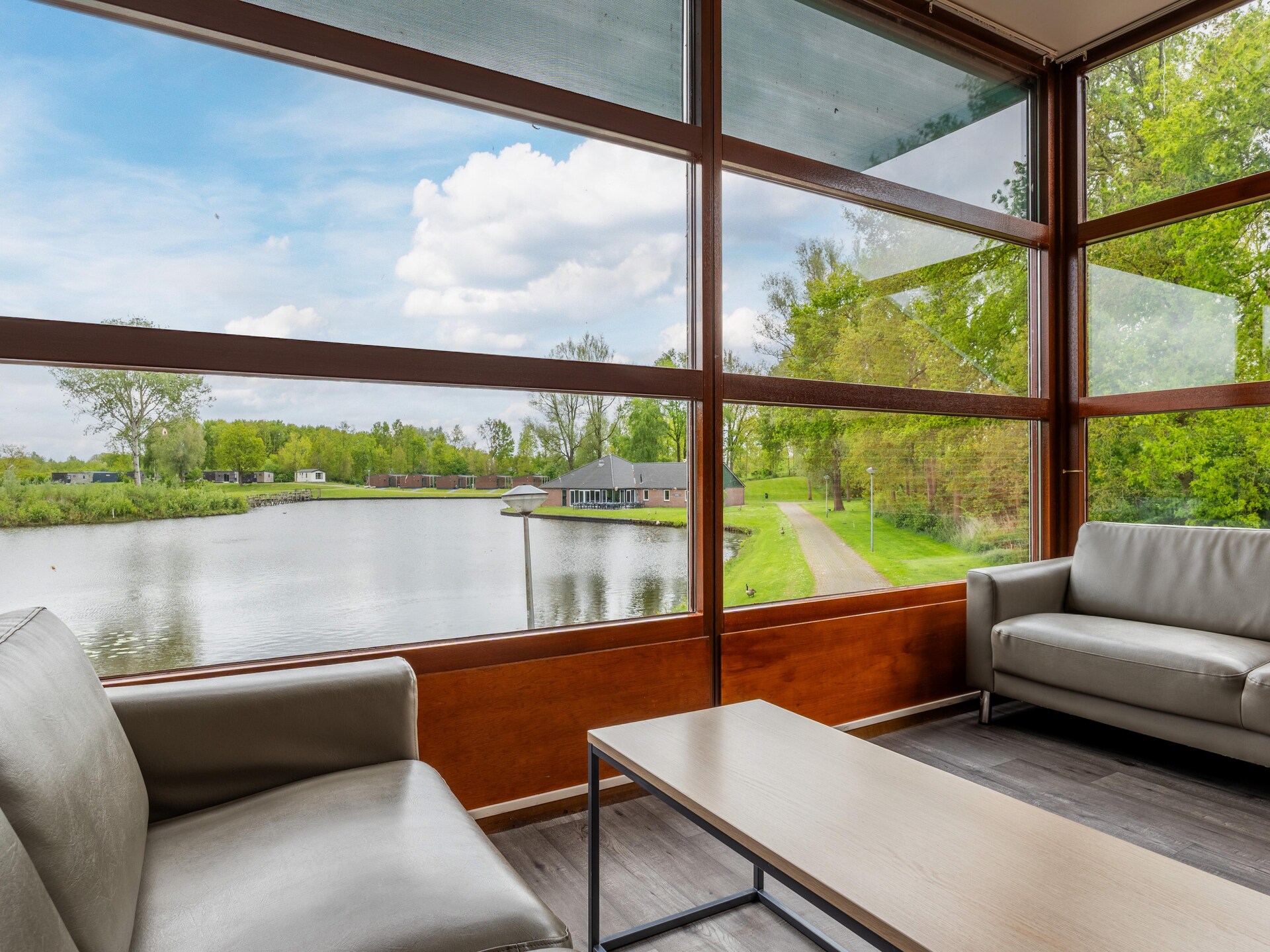 Groepsaccommodatie Hunzepark 10: luxe bungalow voor 36 personen aan Drentse vijver - foto 17